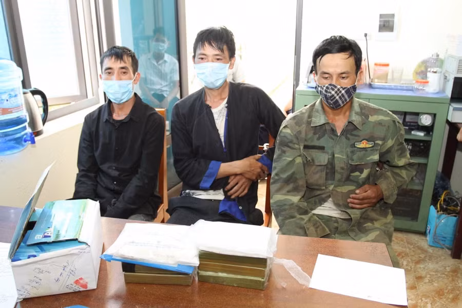 Các đối tượng lần lượt từ trái qua phải gồm: Mùa A Tính, Mùa A Lẩu, Mùa A Già cùng tang vật tại cơ quan Công an