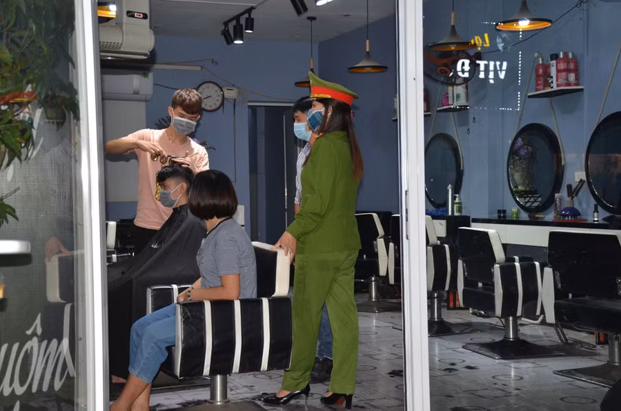 Cán bộ công an và cán bộ UBND phường Tân Thanh tuyên truyền, nhắc nhở quán cắt tóc, gội đầu không hoạt động trong tình hình dịch diễn biến khó lường.