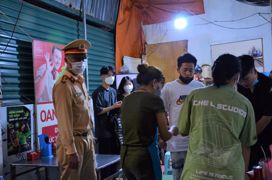 Lực lượng chức năng nhắc nhở các trường hợp vi phạm.