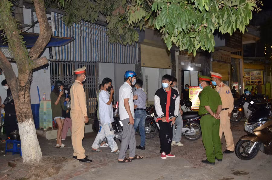 Lực lượng chức năng giải tán thanh thiếu niên tập trung đông tại 1 quán ăn vỉa hè đường Trường Chinh.