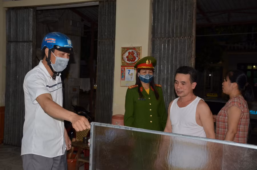 Cán bộ công an và cán bộ UBND phường Tân Thanh kiểm tra tấm kính chắn được 1 quán ăn sáng lắp đặt giữa các bàn để phòng chống dịch.