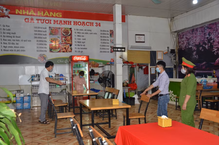 Lực lượng chức năng hướng dẫn quán ăn giãn khoảng cách giữa các bàn ăn…