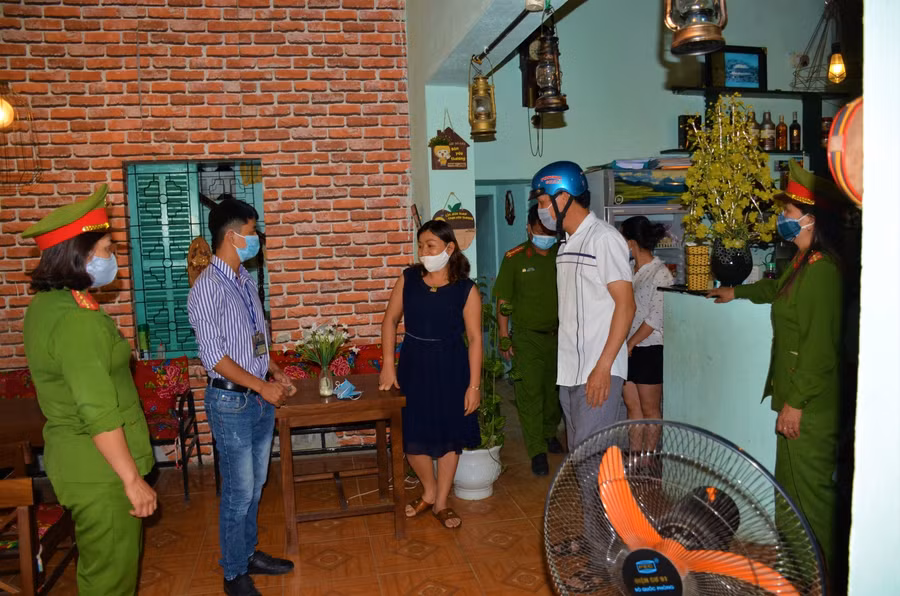 Các lực lượng tuyên truyền chủ 1 quán cà phê thực hiện đúng các hướng dẫn, chỉ đạo về phòng chống dịch.