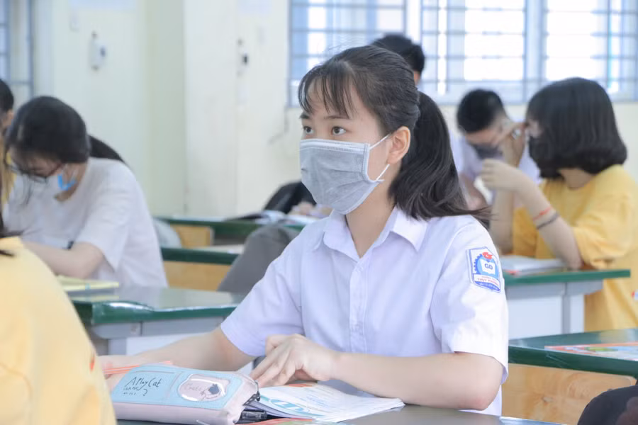 Học sinh Trường THCS Thụy Phương đi học lại sau thời gian dài phải học trực tuyến vì dịch Covid-19.