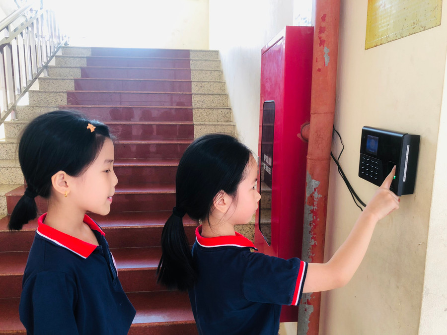 Học sinh tại Trường Tiểu học Trần Nhân Tông, TP Nam Định thực hiện quét vân tay mỗi sáng khi đến trường. Học sinh tại Trường Tiểu học Trần Nhân Tông, TP Nam Định thực hiện quét vân tay mỗi sáng khi đến trường.