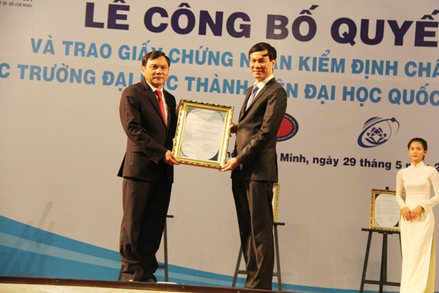 GS Nguyễn Quý Thanh trao chứng nhận cho GS.TS Trần Linh Thước - Hiệu trưởng Trường ĐH KHTN TPHCM GS Nguyễn Quý Thanh trao chứng nhận cho GS.TS Trần Linh Thước - Hiệu trưởng Trường ĐH KHTN TPHCM