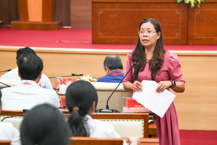 Đại diện Sở GD&ĐT tỉnh Quảng Ngãi trả lời vấn đề thiếu nhi quan tâm. Đại diện Sở GD&ĐT tỉnh Quảng Ngãi trả lời vấn đề thiếu nhi quan tâm.