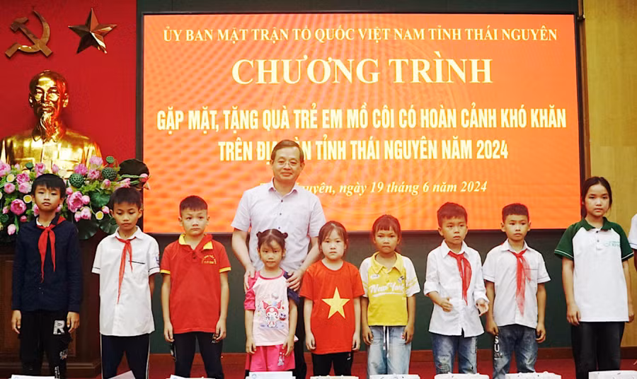 Thái Nguyên tặng quà cho trên 300 trẻ mồ côi có hoàn cảnh khó khăn.