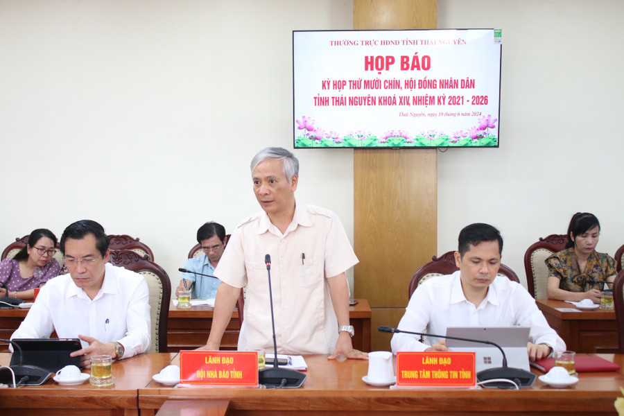 Lãnh đạo Hội Nhà báo tỉnh Thái Nguyên phát biểu ý kiến tại buổi họp báo. Lãnh đạo Hội Nhà báo tỉnh Thái Nguyên phát biểu ý kiến tại buổi họp báo.