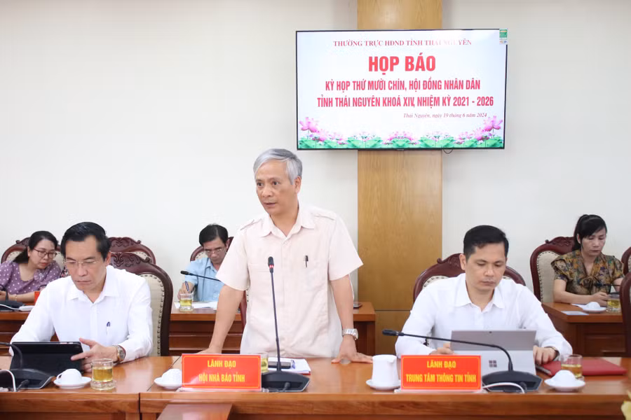 Lãnh đạo Hội Nhà báo tỉnh Thái Nguyên phát biểu ý kiến tại buổi họp báo.