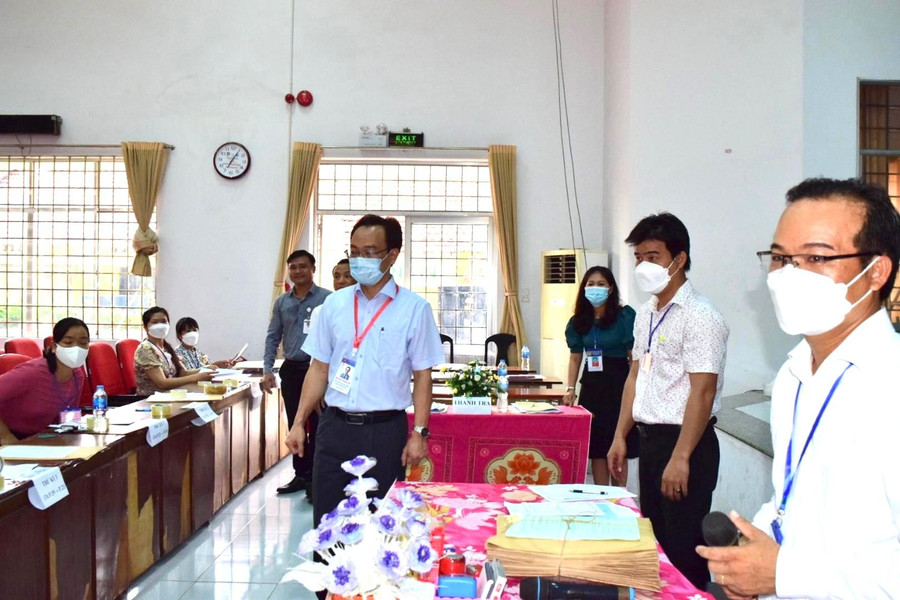 Thứ trưởng Bộ GD&amp;ĐT Hoàng Minh Sơn kiểm tra khâu thực hiện phát đề thi cho giáo viên tại Trường THPT Lý Thường Kiệt