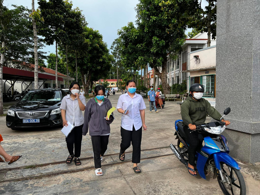 Học sinh điểm thi Trường THPT Chu Văn An sau khi hoàn thành bài thi môn Toán. Học sinh điểm thi Trường THPT Chu Văn An sau khi hoàn thành bài thi môn Toán.