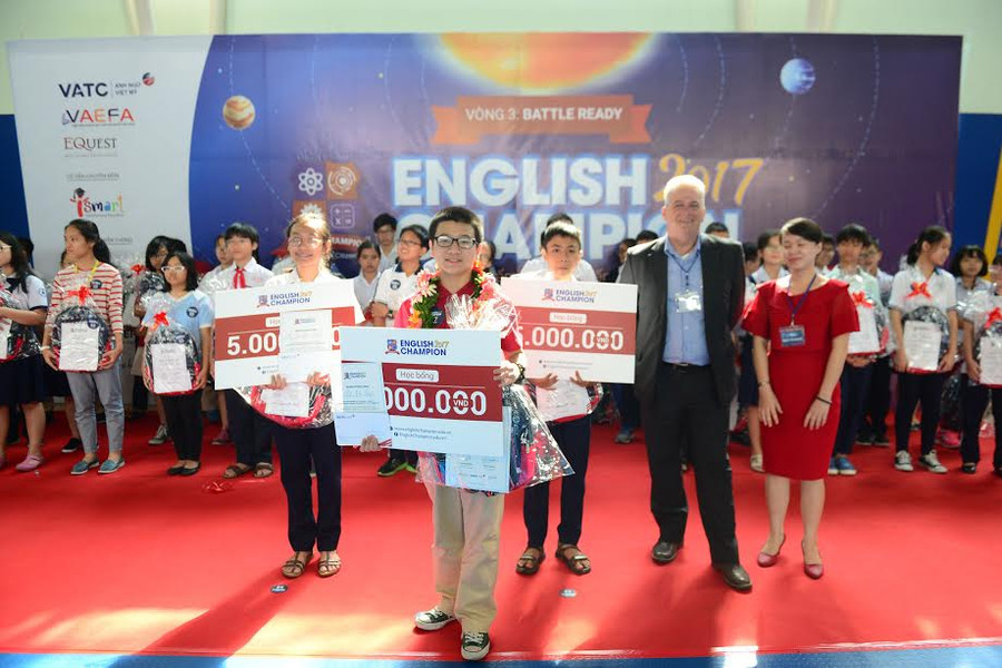 Ban Giám khảo khu vực phía Nam trao giải Nhất cho học sinh mỗi khối. các em sẽ là những người bước tiếp vào vòng Chung kết Ban Giám khảo khu vực phía Nam trao giải Nhất cho học sinh mỗi khối. các em sẽ là những người bước tiếp vào vòng Chung kết