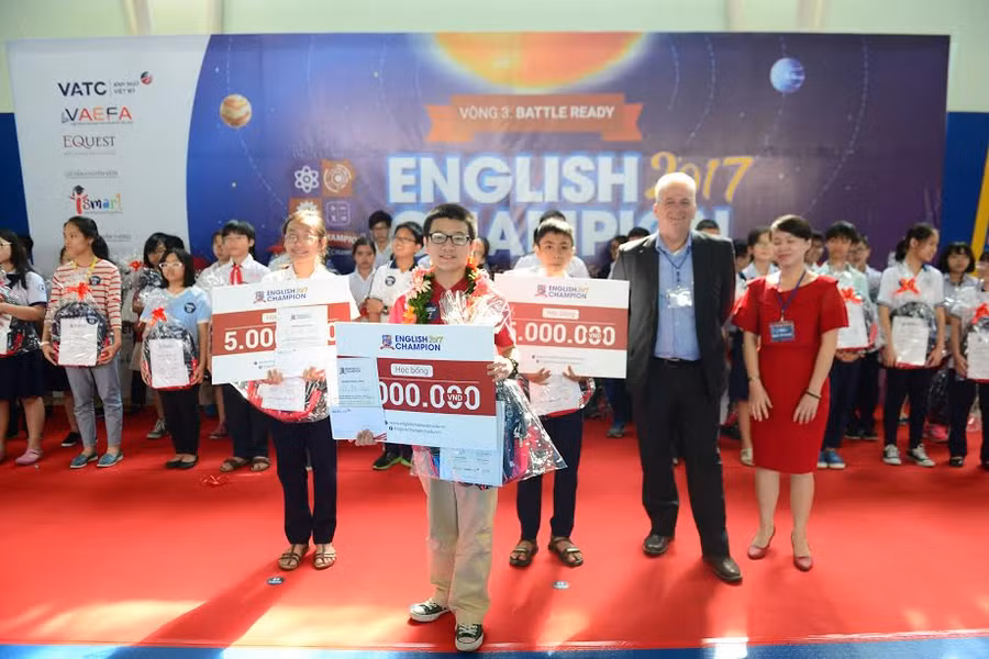 Ban Giám khảo khu vực phía Nam trao giải Nhất cho học sinh mỗi khối. các em sẽ là những người bước tiếp vào vòng Chung kết