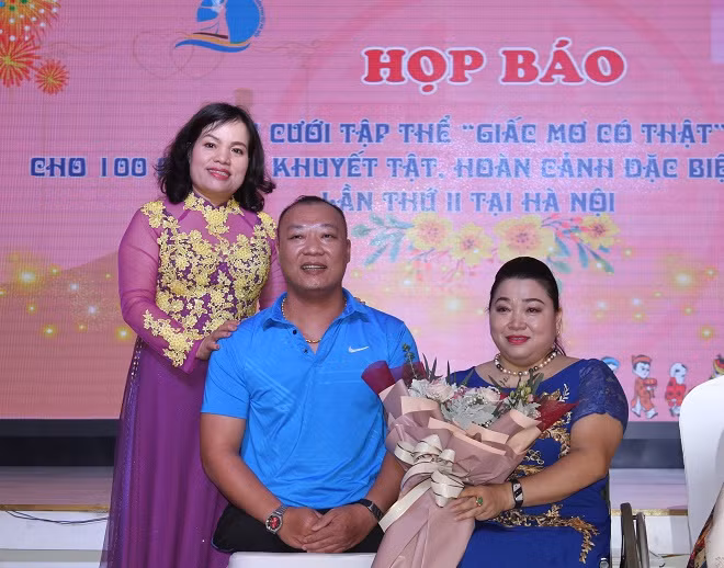 Vợ chồng chị Hoàng Hồng Kiên – một trong 41 cặp đôi được tổ chức đám cưới năm 2018 xúc động chia sẻ tại họp báo