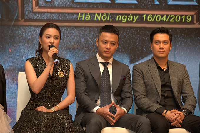 Trả lời câu hỏi của Ngoisao.net về cảm xúc trong lần trở lại,Hoàng Thuỳ Linh lấy tay đặt lên ngực và cho biết tim cô đập rất mạnh khi ngồi cùng các thành viên đoàn làm phim. Cô đã mong chờ ngày này từ rất lâu. Mỗi lần xem phim cùng bố mẹ và không thấy mình trêntivi nữa, cô đều tự nhủ phải thật cố gắng để được trở lại. Hoàng Thuỳ Linh cảm thấy như được về nhà khi làm phim với VFC, nơi đã nuôi dưỡng tài năng của cô từ những bước khởi đầu. Ảnh: VFC. Trả lời câu hỏi của Ngoisao.net trong lầnchính thức trở lại với truyền hình sau 12 năm,Hoàng Thuỳ Linh lấy tay đặt lên ngực và cho biết tim cô đập rất mạnh khi ngồi trên ghế của thành viên đoàn làm phim. Cô đã mong chờ ngày này từ rất lâu. Mỗi lần xem phim cùng bố mẹ và không thấy mình trêntivi nữa, cô đều tự nhủ phải thật cố gắng để được trở lại. Hoàng Thuỳ Linh cảm thấy như được về nhà khi làm phim với VFC, nơi đã nuôi dưỡng tài năng của cô từ những bước khởi đầu. Ảnh: VFC