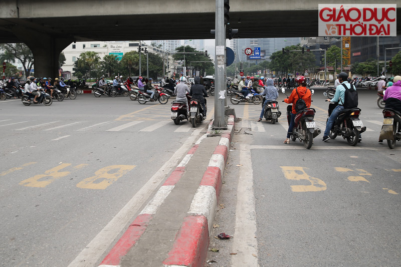 Đoạn đường "tử thần" trên phố Hà Nội: Hàng dài xe máy, xe đạp "thản nhiên” chạy ngược chiều ảnh 3