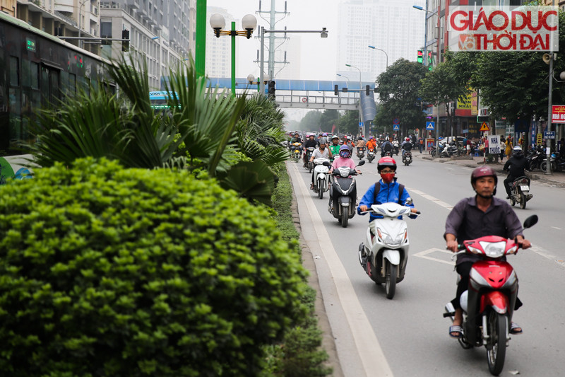 Đoạn đường dài khoảng 400m đang trở thành điểm nóng về an toàn giao thông hàng ngày vẫn diễn ra.