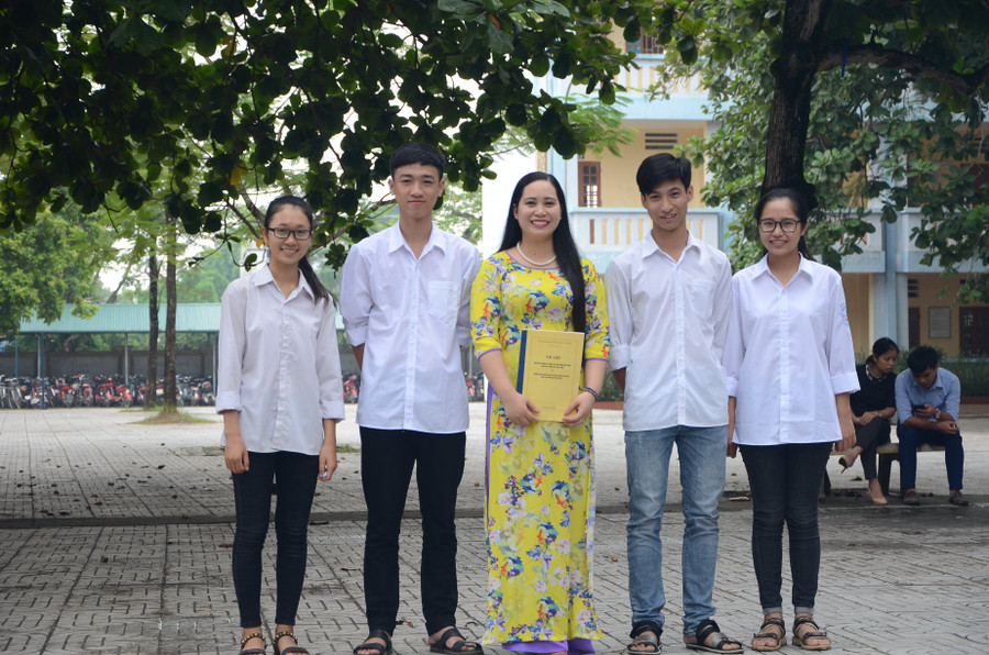 Cô Nguyễn Lan Phương cùng các học trò Cô Nguyễn Lan Phương cùng các học trò