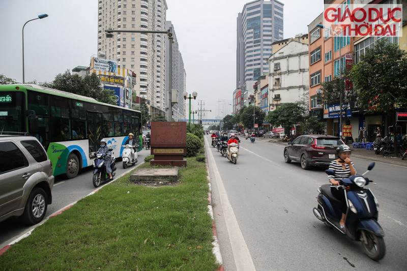 Đoạn đường "tử thần" trên phố Hà Nội: Hàng dài xe máy, xe đạp "thản nhiên” chạy ngược chiều ảnh 4