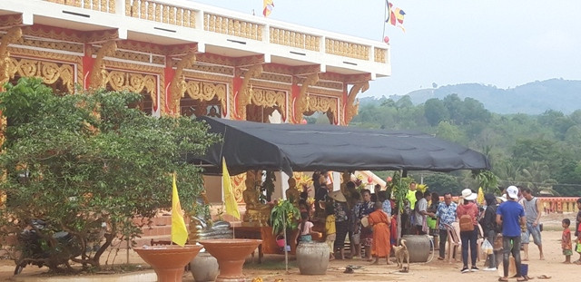 Hình ảnh người Lào làm lễ ở chùa ở huyện Sepon thuộc tỉnh Savannakhet (Lào) giáp với biên giới Việt Nam ở tỉnh Quảng Trị, với huyết mạch giao thông là QL.9 thông qua cả khẩu quốc tế Lao Bảo trên đường xuyên Á. Hình ảnh người Lào làm lễ ở chùa ở huyện Sepon thuộc tỉnh Savannakhet (Lào) giáp với biên giới Việt Nam ở tỉnh Quảng Trị, với huyết mạch giao thông là QL.9 thông qua cả khẩu quốc tế Lao Bảo trên đường xuyên Á.