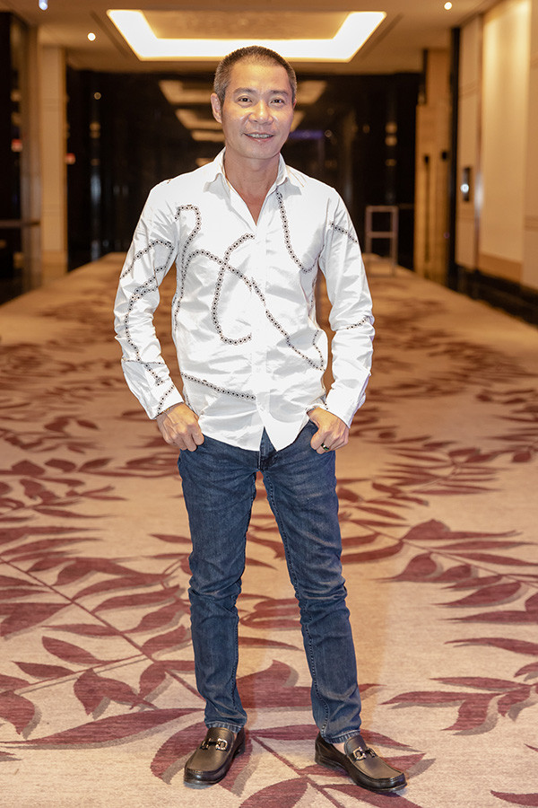 NSƯT Công Lý vào vai một ông trùm ma tuý thâm độc, máu lạnh và đầy thủ đoạn. Hiện tại, anh được nhiều người yêu thích bởi vai Lâm "đồ tể" trong phim "Những cô gái trong thành phố". NSƯT Công Lý ăn mặc trẻ trung tới dự họp báo. Anh vào vai một ông trùm ma tuý thâm độc, máu lạnh và đầy thủ đoạn. Hiện tại, anh được nhiều người yêu thíchbởi vai Lâm đồ tể trong phim Những cô gái trong thành phố.