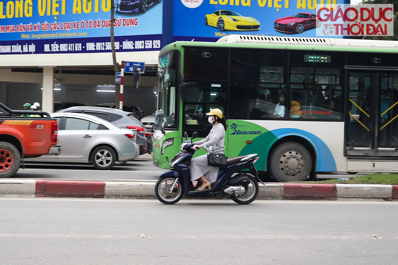 Đoạn đường "tử thần" trên phố Hà Nội: Hàng dài xe máy, xe đạp "thản nhiên” chạy ngược chiều ảnh 2