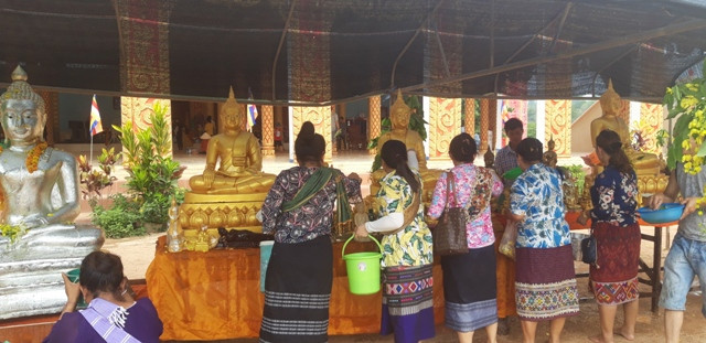 Hình ảnh lễ tắm Phật, một nghi lễ quan trọng của những tín đồ Phật giáo, đặc biệt là vào dịp lễ tết. Hình ảnh lễ tắm Phật, một nghi lễ quan trọng của những tín đồ Phật giáo, đặc biệt là vào dịp lễ tết.