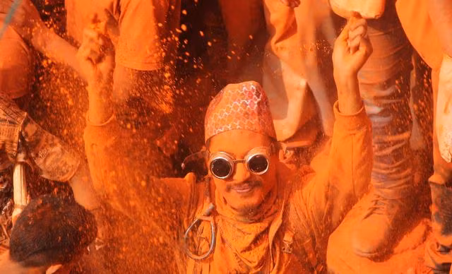 Bình minh đỏ: Lễ hội Sindoor Jatra ở Nepal - 7