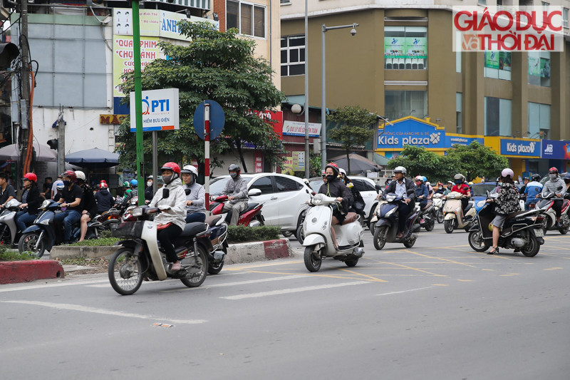 Đoạn đường "tử thần" trên phố Hà Nội: Hàng dài xe máy, xe đạp "thản nhiên” chạy ngược chiều ảnh 5