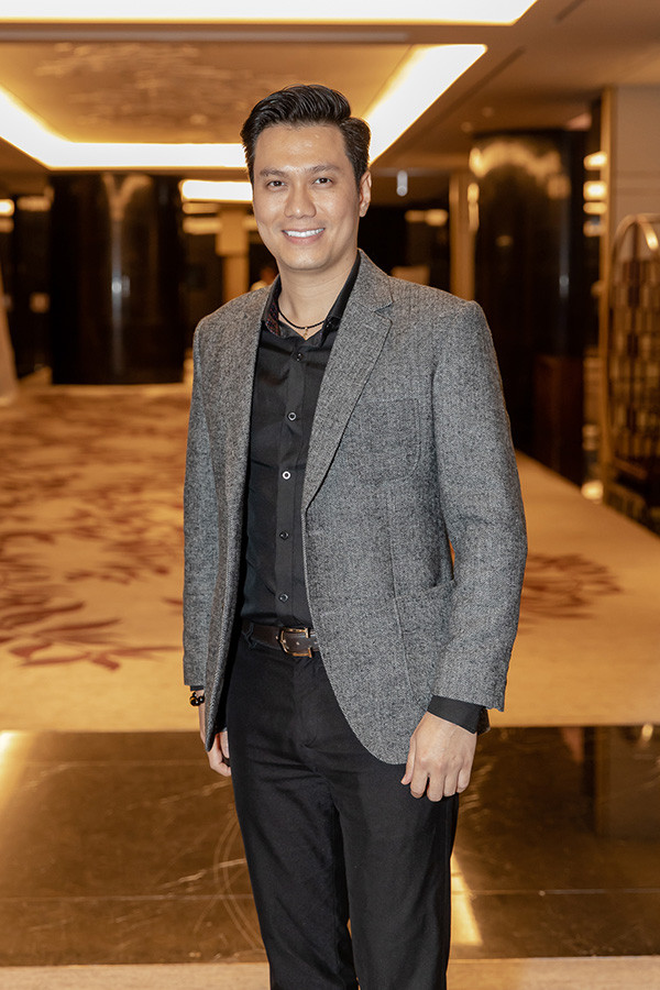 Ở phim này, Việt Anh vào vai luật sư Đông Hoà, anh trai cùng cha khác mẹ của nhân vật do Hoàng Thuỳ Linh đóng. Đông Hoà được miêu tả là người khôn ngoan, thủ đoạn và có phần mù quáng trong tình yêu. Khi được hỏi về vai diễn mới, Việt Anh tếu táo nói anh giật mình khi đọc kịch bản vì thấy nhân vật của mình rất giống với Khải Anh - đạo diễn của phim. Đây cũng là vai có "đầu óc" nhất mà anh từng thể hiện. Ở phim này, Việt Anh vào vai luật sư Đông Hoà, anh trai cùng cha khác mẹ của nhân vật do Hoàng Thuỳ Linh đóng. Đông Hoà được miêu tả là người khôn ngoan, thủ đoạn và có phần mù quáng trong tình yêu. Khi được hỏi về vai diễn mới, Việt Anh tếu táo nói anh giật mình khi đọc kịch bản vì thấy nhân vật của mình rất giống với Khải Anh - đạo diễn của phim. Đây cũng là vai có đầu óc nhất mà anh từng thể hiện.