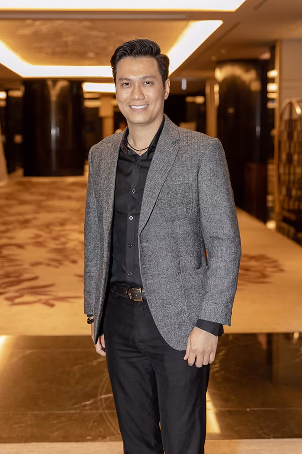 Ở phim này, Việt Anh vào vai luật sư Đông Hoà, anh trai cùng cha khác mẹ của nhân vật do Hoàng Thuỳ Linh đóng. Đông Hoà được miêu tả là người khôn ngoan, thủ đoạn và có phần mù quáng trong tình yêu. Khi được hỏi về vai diễn mới, Việt Anh tếu táo nói anh giật mình khi đọc kịch bản vì thấy nhân vật của mình rất giống với Khải Anh - đạo diễn của phim. Đây cũng là vai có "đầu óc" nhất mà anh từng thể hiện. Ở phim này, Việt Anh vào vai luật sư Đông Hoà, anh trai cùng cha khác mẹ của nhân vật do Hoàng Thuỳ Linh đóng. Đông Hoà được miêu tả là người khôn ngoan, thủ đoạn và có phần mù quáng trong tình yêu. Khi được hỏi về vai diễn mới, Việt Anh tếu táo nói anh giật mình khi đọc kịch bản vì thấy nhân vật của mình rất giống với Khải Anh - đạo diễn của phim. Đây cũng là vai có đầu óc nhất mà anh từng thể hiện.