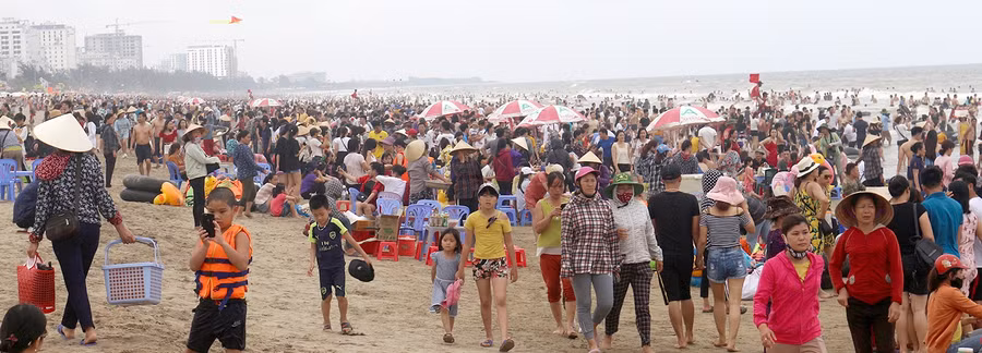 Khách du lịch đông kín trong dịp diễn ra Lễ hội du lịch biển Sầm Sơn 2019. Ảnh: B.T.H