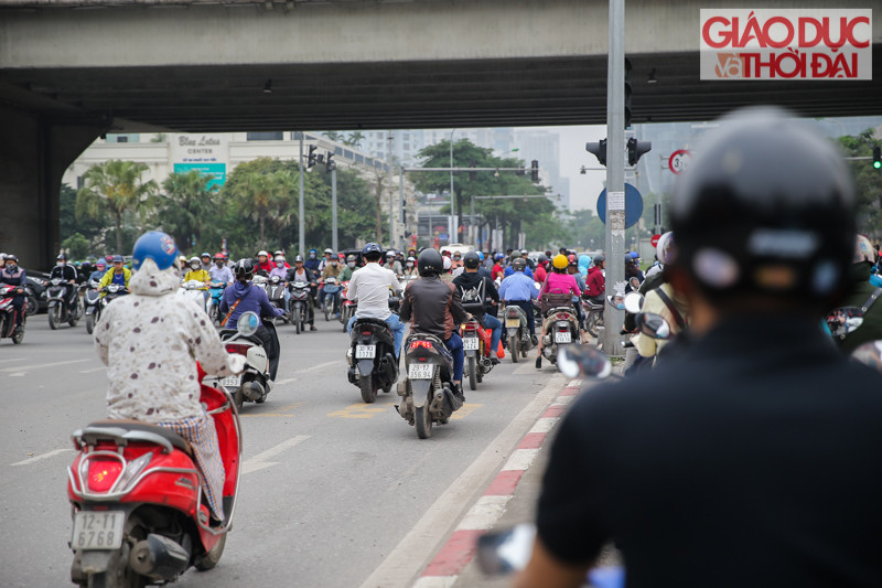 Tại điểm dừng đèn tín hiệu tại phía đường ngược chiều nhiều phương tiện “ngang nhiên” dừng xe.