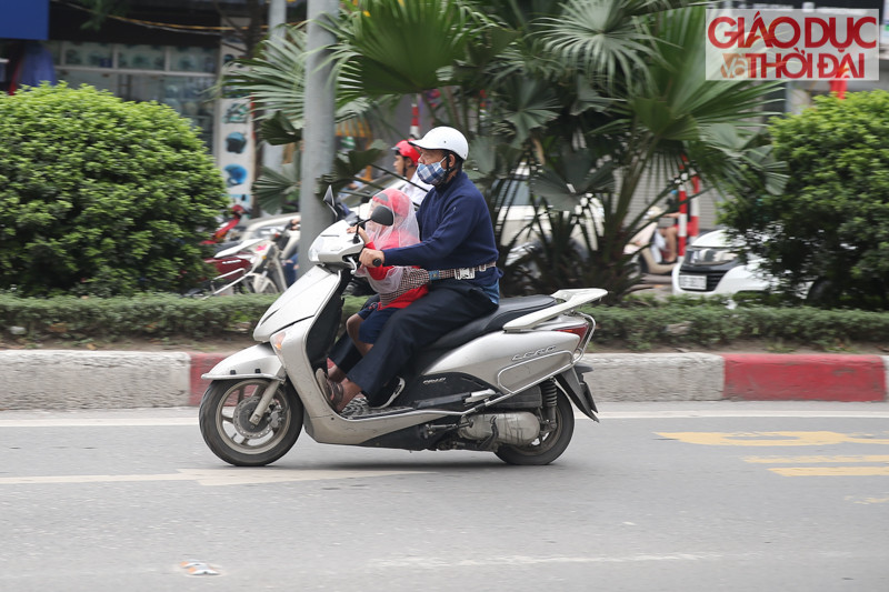 Đoạn đường "tử thần" trên phố Hà Nội: Hàng dài xe máy, xe đạp "thản nhiên” chạy ngược chiều ảnh 6