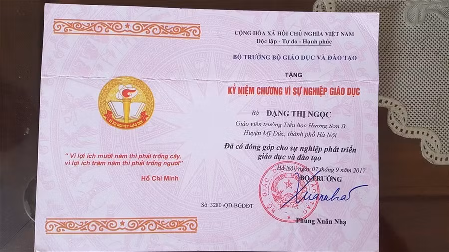 Thầy cô giáo dạy hợp đồng có nhiều cống hiến cho ngành giáo dục huyện.