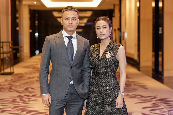 Với phim "Mê cung", Hồng Đăng và Hoàng Thuỳ Linh cũng vào vai người yêu của nhau. Nam diễn viên vào vai Khánh - đội trưởng đội điều tra hình sự, có tình yêu đẹp với Lam Anh do nữ diễn viên đóng. Hai nhân vật này trải qua nhiều thử thách sinh tử. Hoàng Thùy Linh cho biết cô bị thương khắp người trong lần trở lại này. Với phim Mê cung, Hồng Đăng và Hoàng Thuỳ Linh cũng vào vai người yêu của nhau. Nam diễn viên vào vai Khánh - đội trưởng đội điều tra hình sự, có tình yêu đẹp với Lam Anh do nữ diễn viên đóng. Hai nhân vật này trải qua nhiều thử thách sinh tử. Hoàng Thuỳ Linh cho biết, cô bị thương khắp người trong lần trở lại này.