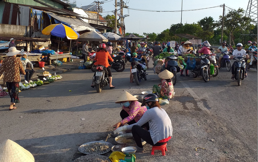 Cảnh lộn xộn tại khu chợ tự phát