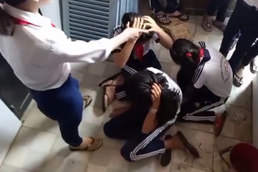 Nhiều HS thờ ơ, đứng nhìn bạn bị bắt nạt. Ảnh: IT Nhiều HS thờ ơ, đứng nhìn bạn bị bắt nạt. Ảnh: IT