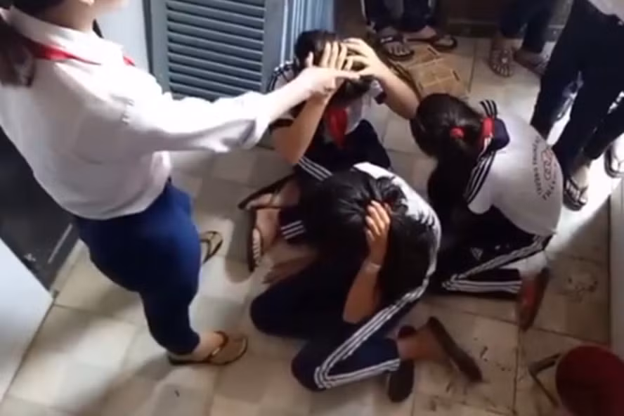 Nhiều HS thờ ơ, đứng nhìn bạn bị bắt nạt. Ảnh: IT