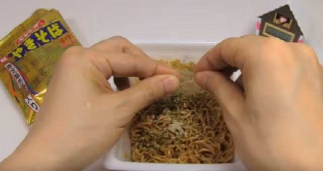 Nhật Bản: Giới thiệu mì gói với gia vị bụi vàng nguyên chất - 3