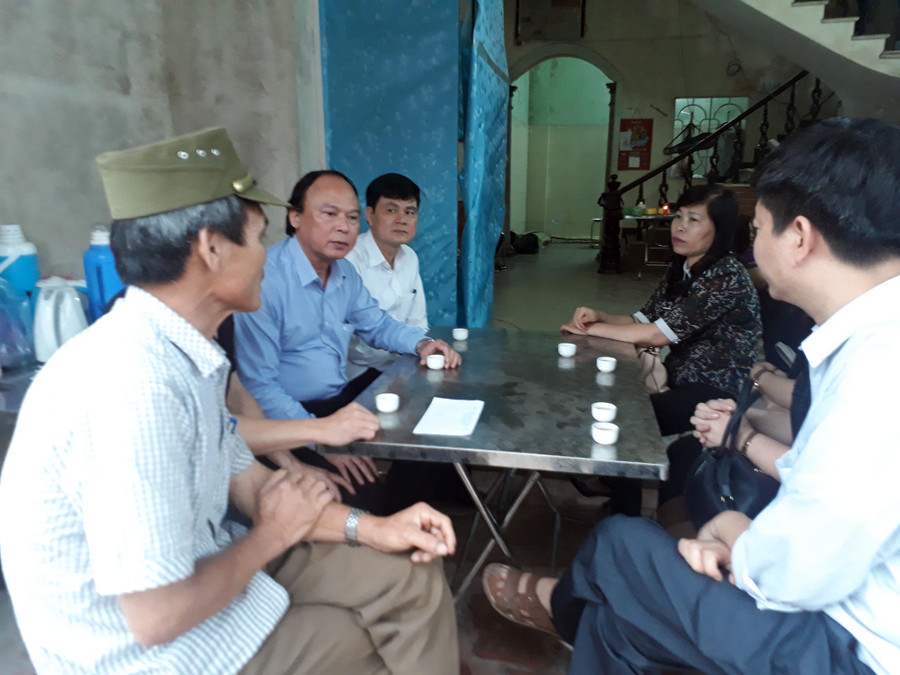 Ông Trịnh Khôi – Phó Giám đốc Sở GD&ĐT Bắc Ninh cùng đoàn công tác đến thăm hỏi động viên gia đình V.A. Ông Trịnh Khôi – Phó Giám đốc Sở GD&ĐT Bắc Ninh cùng đoàn công tác đến thăm hỏi động viên gia đình V.A.