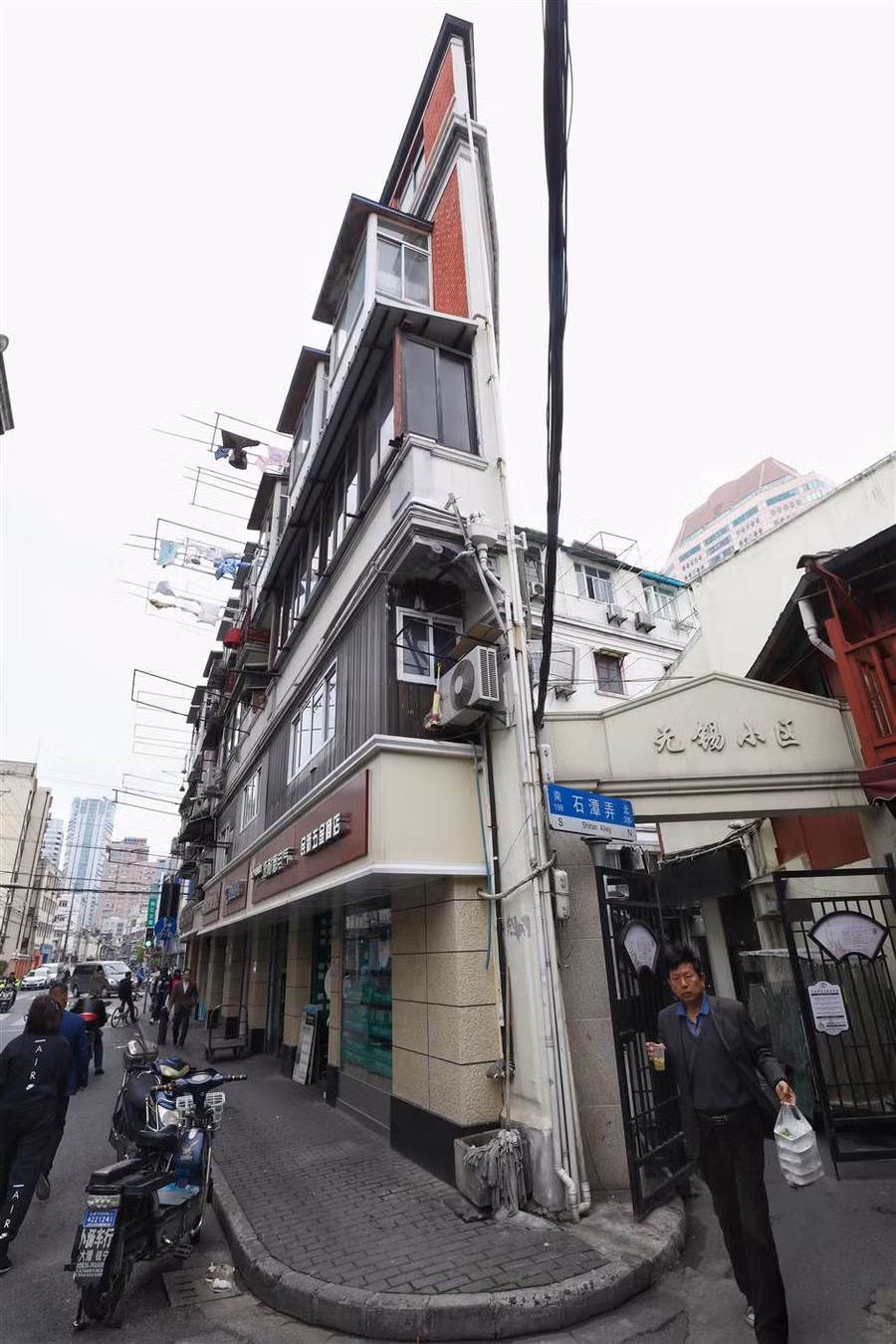 Cảnh khó tin trong toà nhà mỏng như tờ giấy, chỗ hẹp nhất 20cm