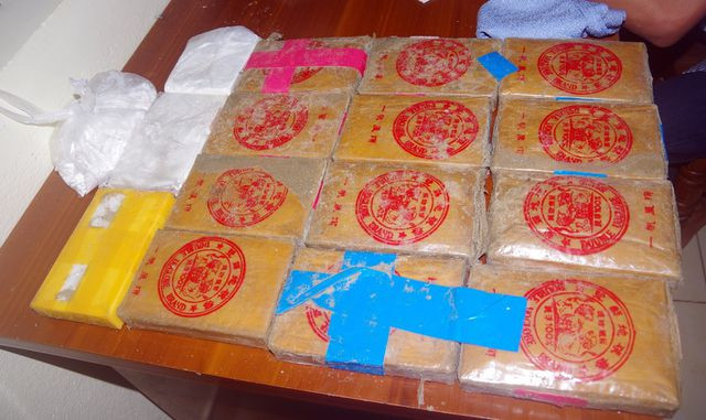 Tiếp tục vận động người dân giao nộp bánh heroin dạt vào bãi biển - 3 Tiếp tục vận động người dân giao nộp bánh heroin dạt vào bãi biển - 3