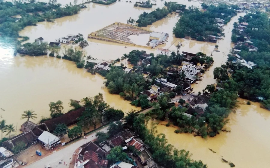 Trận lũ lịch sử 1999 đã nhấn chìm Huế trong biển nước.