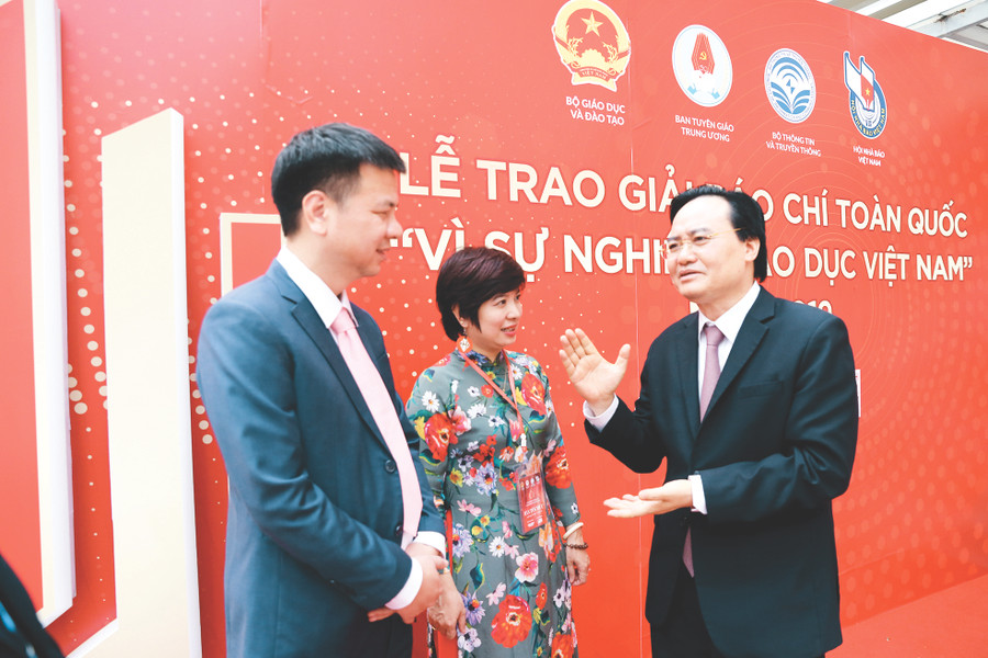 Bộ trưởng Phùng Xuân Nhạ trao đổi với lãnh đạo Báo Giáo dục và Thời đại tại Lễ trao giải Báo chí toàn quốc “Vì sự nghiệp giáo dục Việt Nam” năm 2019