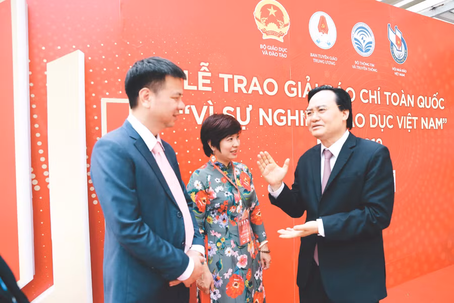 Bộ trưởng Phùng Xuân Nhạ trao đổi với lãnh đạo Báo Giáo dục và Thời đại tại Lễ trao giải Báo chí toàn quốc “Vì sự nghiệp giáo dục Việt Nam” năm 2019