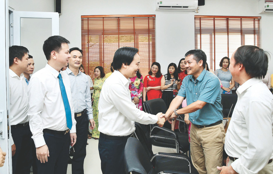 Bộ trưởng Phùng Xuân Nhạ thăm hỏi và động viên đội ngũ cán bộ, phóng viên, nhân viên của Báo. Bộ trưởng Phùng Xuân Nhạ thăm hỏi và động viên đội ngũ cán bộ, phóng viên, nhân viên của Báo.