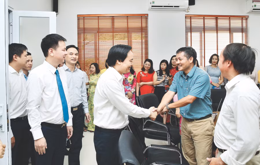 Bộ trưởng Phùng Xuân Nhạ thăm hỏi và động viên đội ngũ cán bộ, phóng viên, nhân viên của Báo.