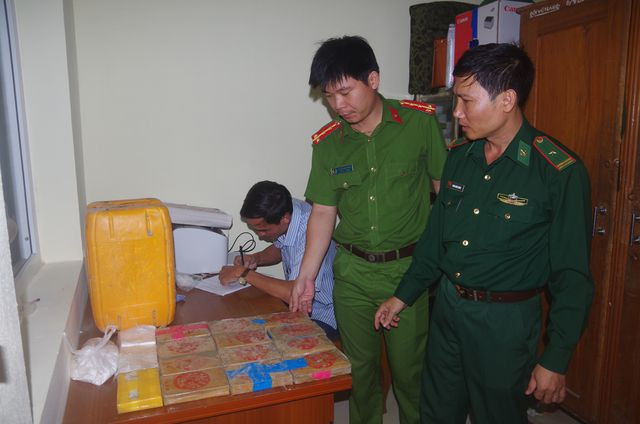 Người dân giao nộp heroin nhặt được ở bãi biển